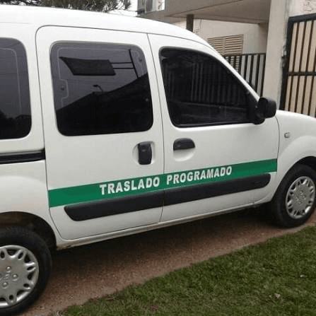 Camioneta Kangoo de Traslados Martinez con la franja verde de traslado programado